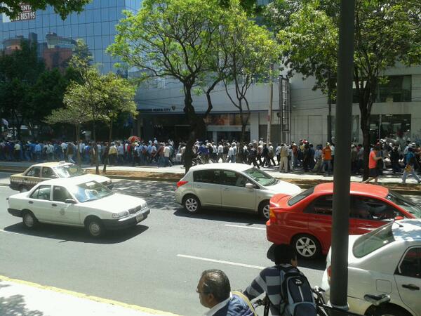 Los manifestantes frente a la Sener