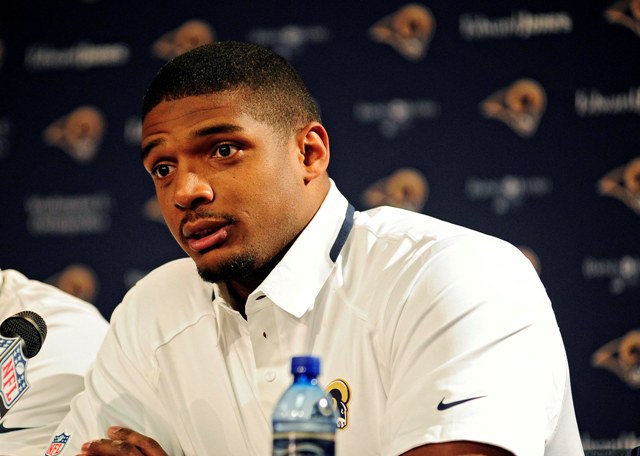 Michael Sam en su presentación con los Rams 