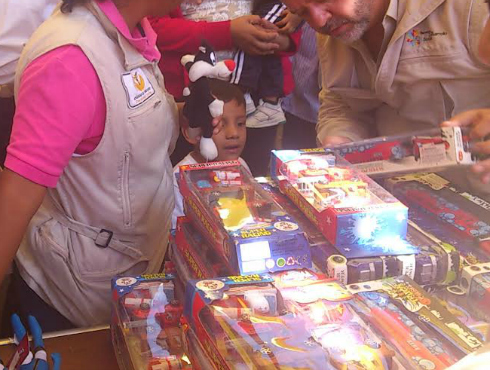 Niños y niñas de Tepito recibieron juguetes de la Sedeso DF, luego de participar en talleres y actividades dirigidos a que conozcan sus derechos como 