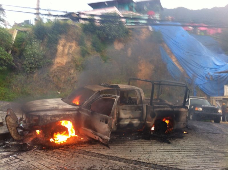 Pobladores de San Luis Ayucan quemaron patrullas de la policía por el rapto de una mujer.