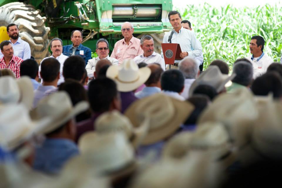 El Presidente durante la inauguración de la primera etapa de tecnificación del distrito de riego 001 en Pabellón de Artega, Aguascalientes.
