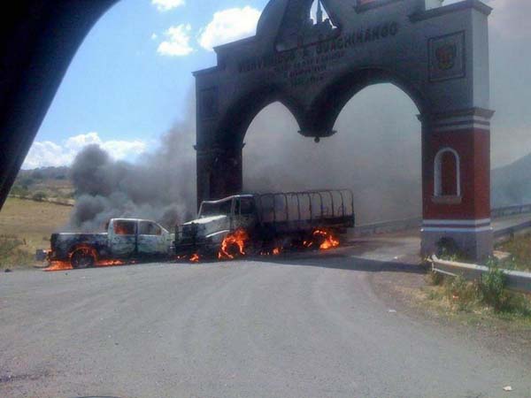 Una camioneta impactó de frente al vehículo del Ejército.
