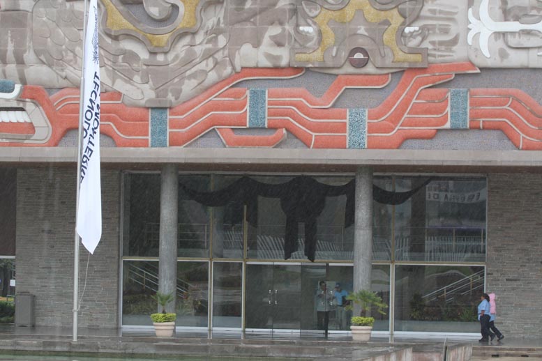 Se colocó un moño negro en el frente del Corporativo de Cemex.
