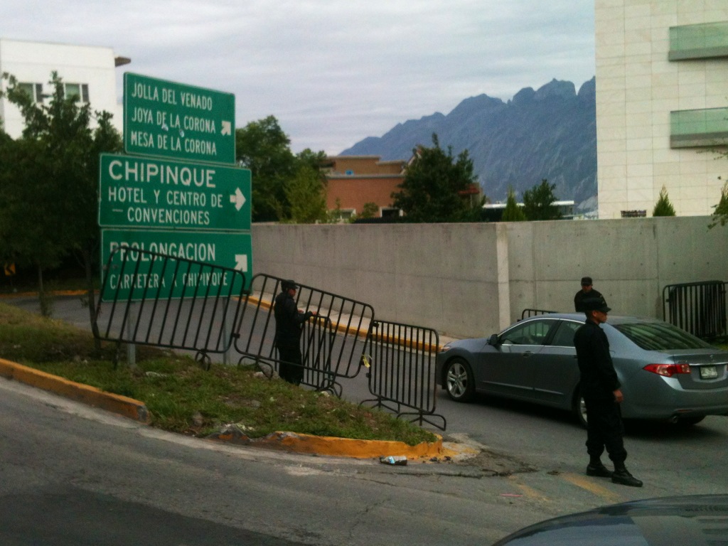 El filtro de seguridad se implementó en la entrada de Chipinque, custodiado por el Estado Mayor Presidencial. 