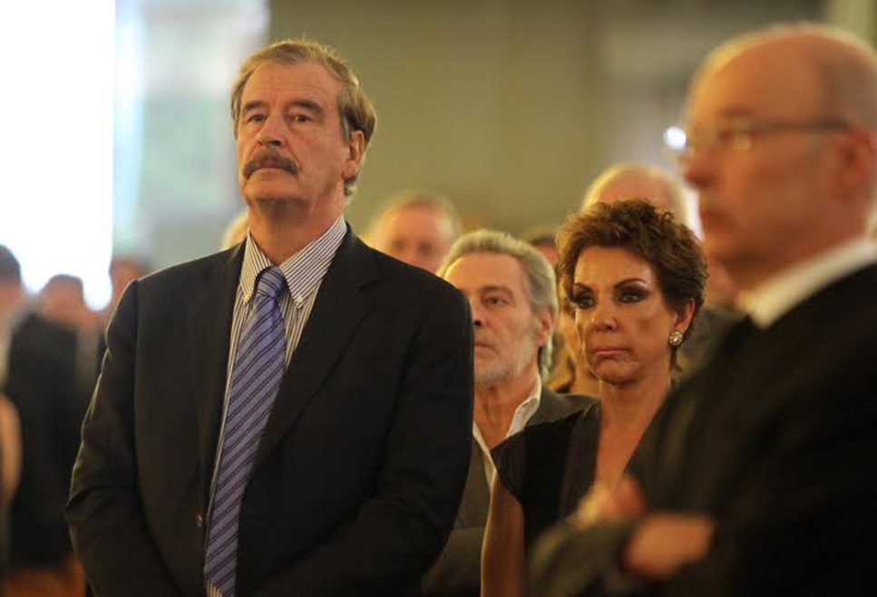 El ex presidente Vicente Fox y su esposa Martha Sahagún compartieron el último adiós con familiares del fallecido. 