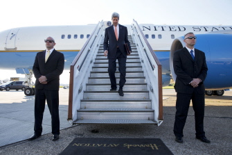 El secretario de Estado de EU, John Kerry, a su llegada hoy al aeropuerto de Stansted, en Londres