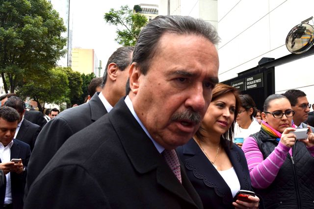 El senador Emilio Gamboa Patrón en su llegada al Senado.