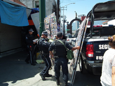 Los elementos policiacos recogieron material de audio y video pirata.