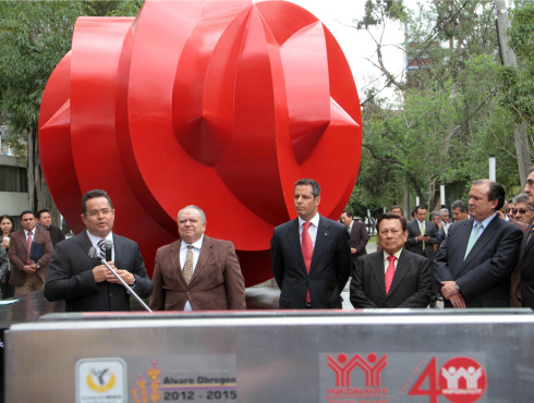 Inauguración de "La esfera Infonavit", del escultor Sebastián, con motivo del 40 aniversario de ese instituto de vivienda.