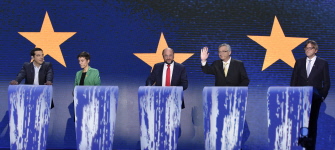 De izquierda a derecha, Alexis Tsipras, Ska Keller, Martin Schulz, Jean-Claude Juncker, y Guy Verhofstadt, en Bruselas, antes de iniciar el debate