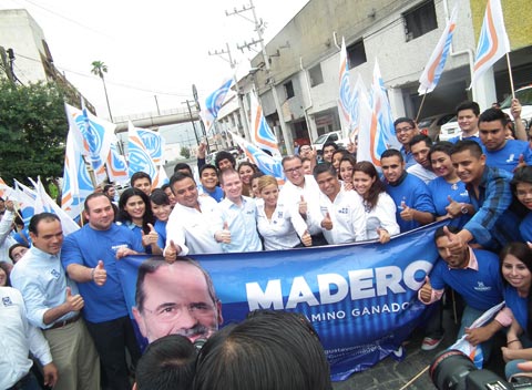 Los ediles panistas en apoyo a Gustavo Madero.