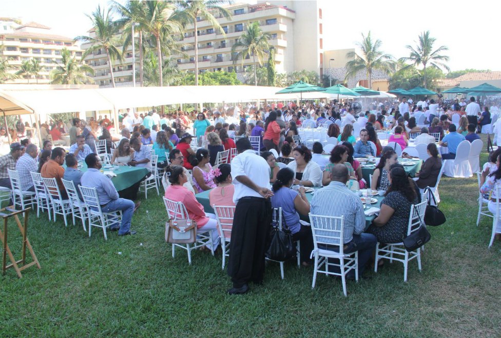 Maestros celebrando su día en el jardín del hotel Marriott.