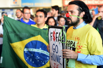 Manifestantes protestan ante el Estadio Nacional Mane Garrincha contra el Mundial en Sao Paulo