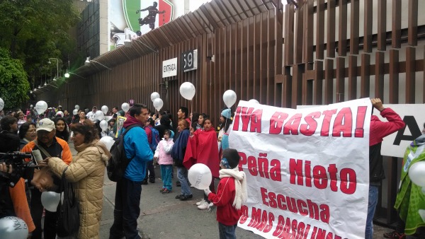 Miembros de la organización México Unido por una Vivienda Digna llegaron a las afueras del PRI, ubicado en Insurgentes y Héroes Ferrocarrileros, para 