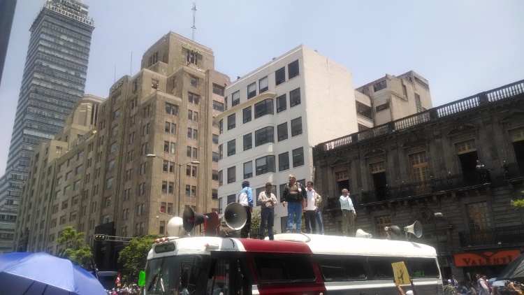 Los profesores realizan un mitin frente al Palacio de Bellas Artes