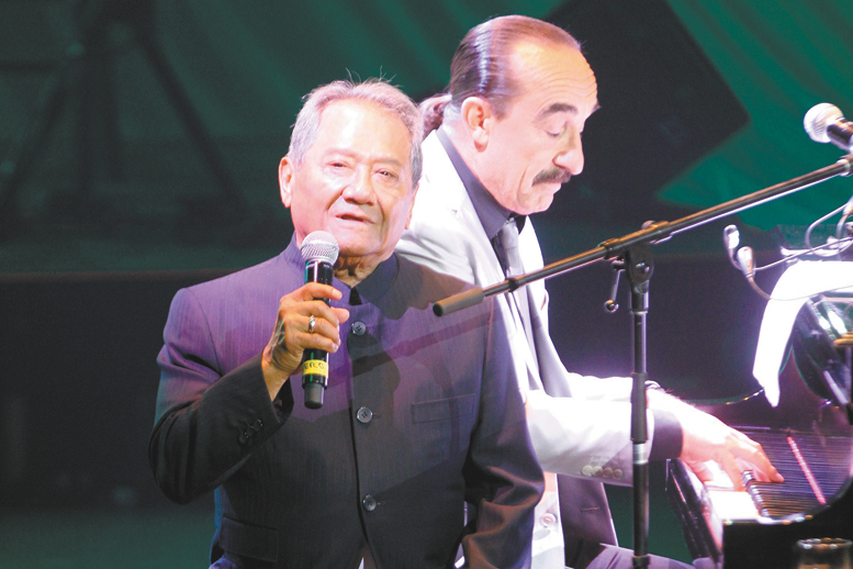 Armando Manzanero los conquistó con su talento y carisma. Junto a Raúl Di Blasio hicieron grande la noche.