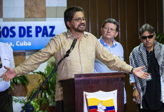 El comandante de las FARC, Ivan Márquez (i) lee una declaración hoy en el Palacio de Convenciones de La Habana