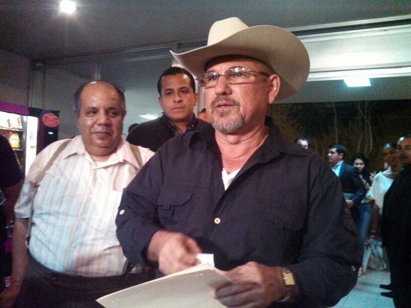 Hipólito Mora luego de salir del penal de Mil Cumbres, en Morelia.