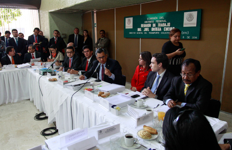 Joel Ortega junto a Marco Antonio Calzada y Laura Barrera durante una reunión de trabajo con la comisión del Distrito Federal en la Cámara de Diputado