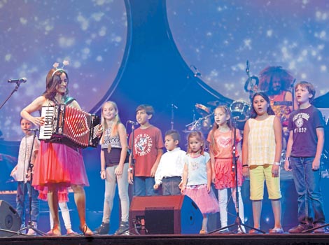 La cantante se rodeó de niños en el escenario.