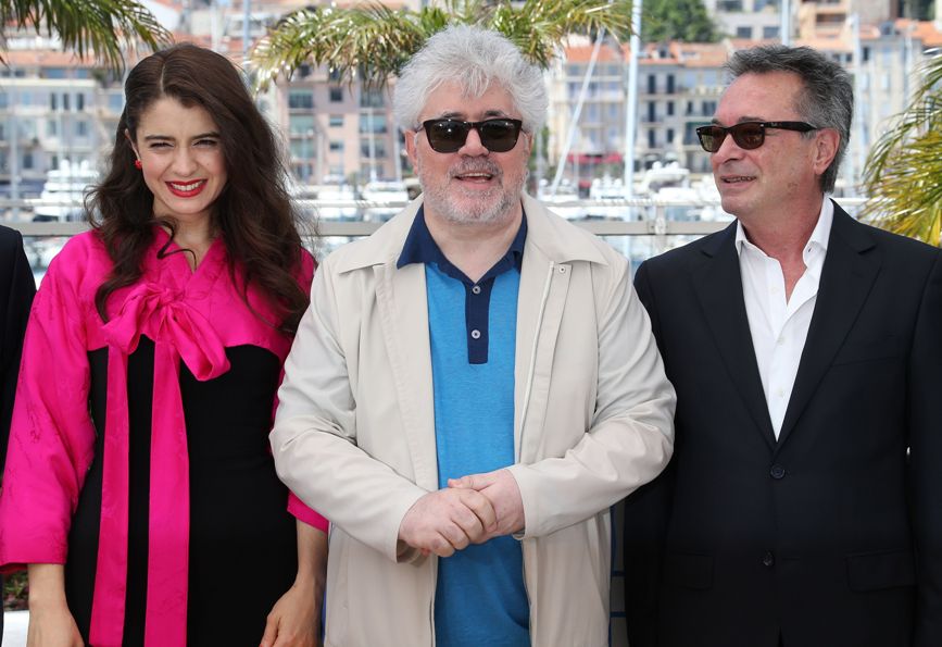 La actriz Erica Rivas, el director Pedro Almodóvar, y el actor Óscar Martínez durante su encuentro con la prensa para presentar "Relatos Salvajes" en 