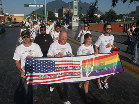 El cónsul de Estados Unidos en Monterrey, Joseph Pomper, encabezó la marcha.