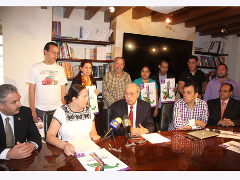 El secretario de Salud, acompañado de otros funcionarios estatales y de integrantes de asociaciones civiles.