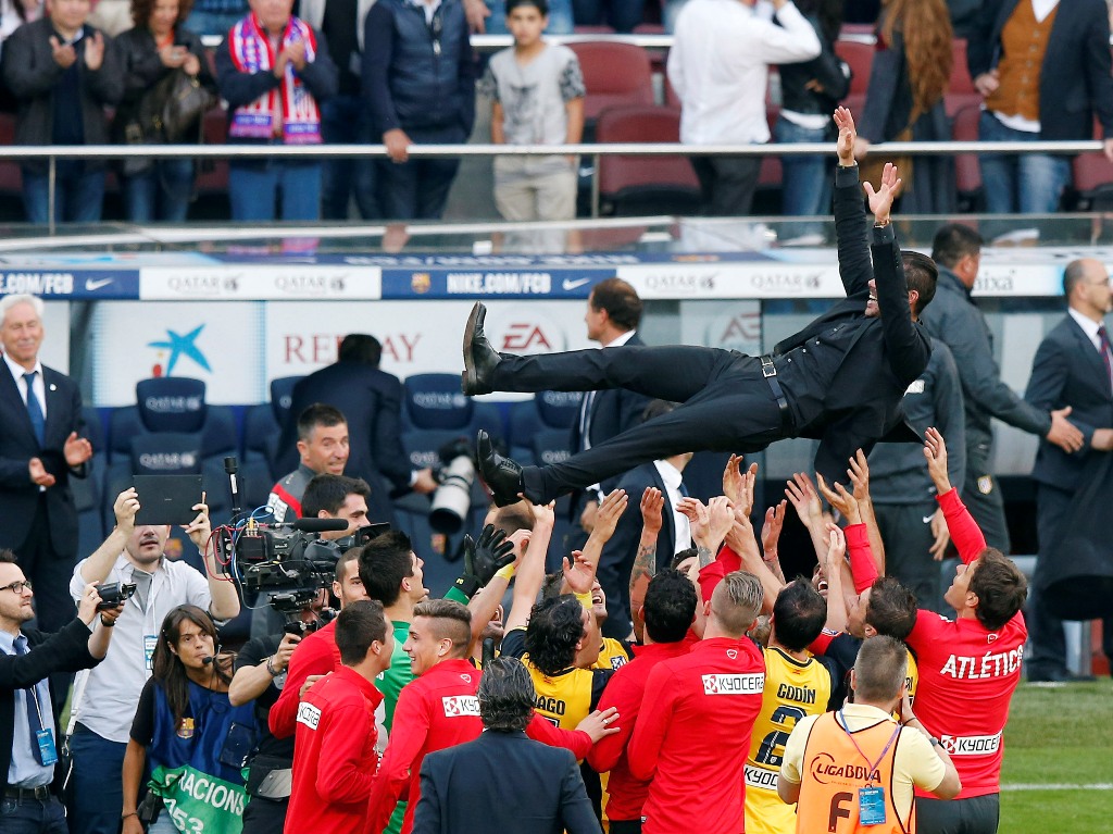 Simeone es levantado por sus jugadores
