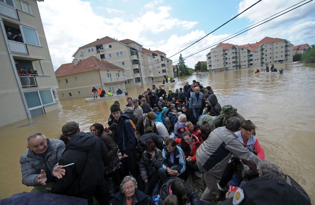 Un grupo de personas evacuadas en Bosnia.