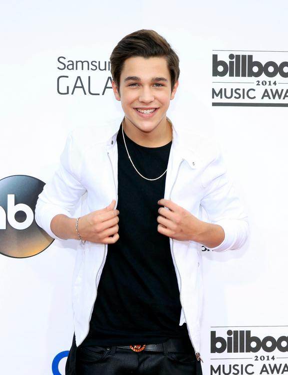 Austin Mahone se mostró feliz en la alfombra roja de los Billboard. 