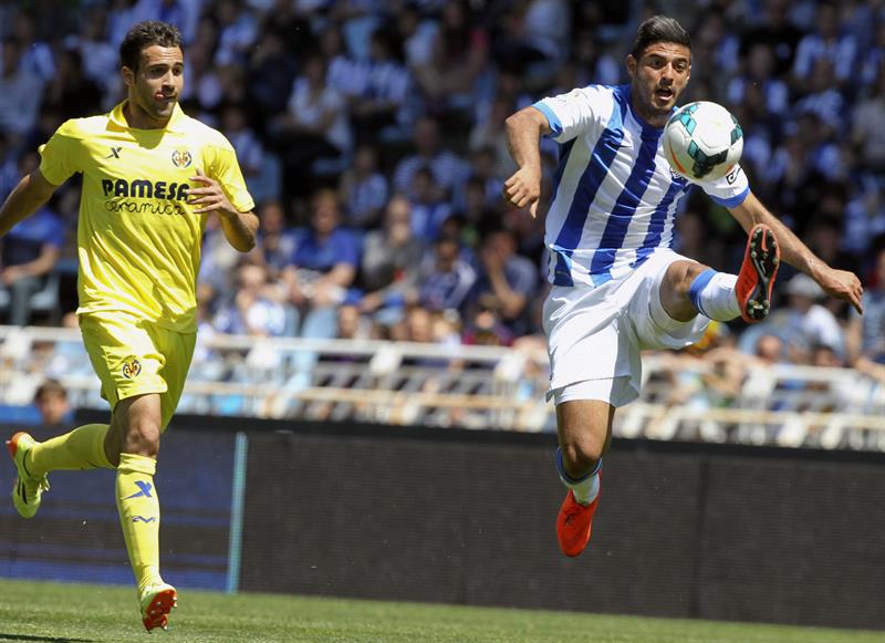 Carlos Vela peleando un balón con Mario del Villarreal 