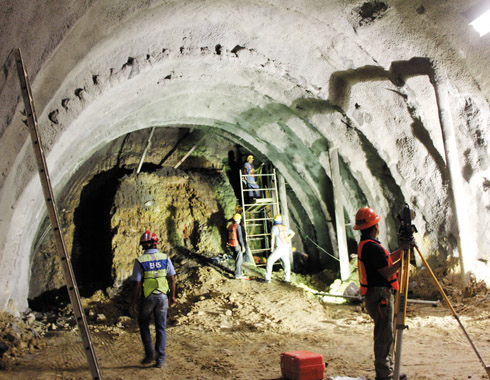 La complejidad de las labores conlleva que el avance en las perforaciones sea de seis metros diarios. 