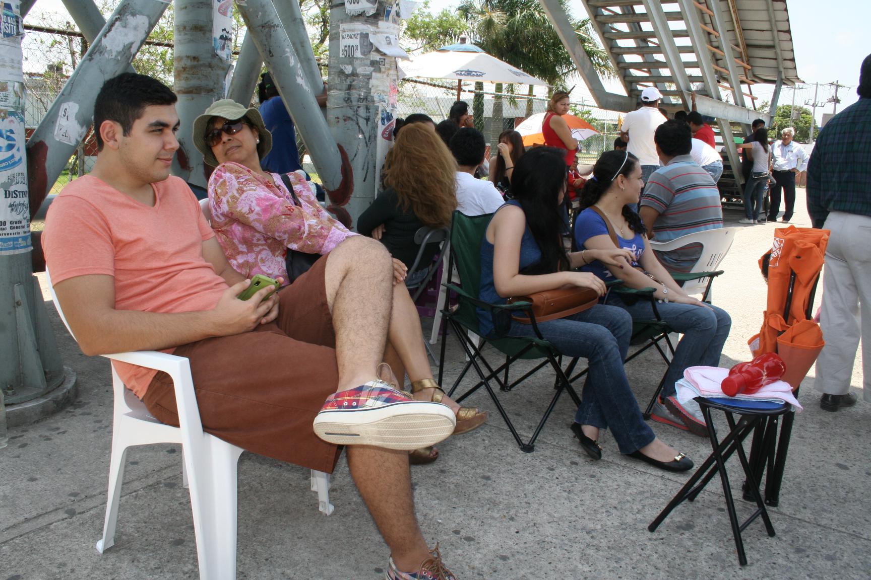 La entrega de fichas comienza este lunes, desde ayer se aprecia larga fila.