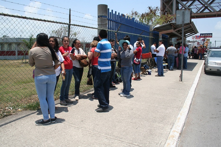 Aunque la entrega de las fichas se tiene prevista para este lunes, desde la madrugada del domingo, algunos alumnos llegaron solos, otros acompañados d