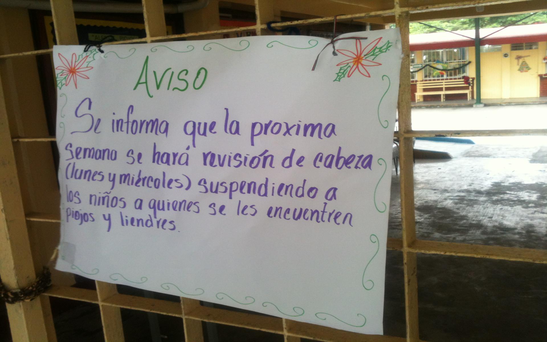 En las escuelas llevan revisiones periódicas ante casos de pediculosis.