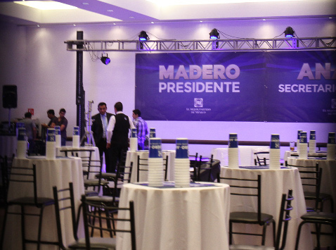 En el estrado se puede ver una manta con el texto "Madero presidente, Anaya secretario general".
