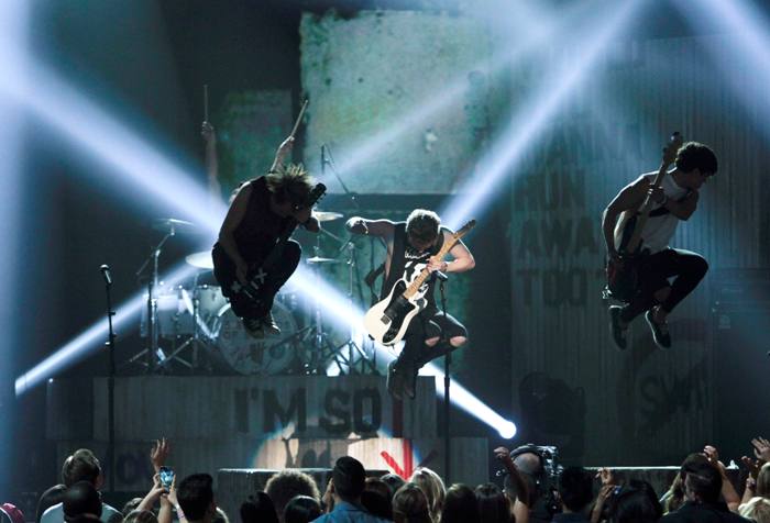 El grupo 5 Seconds of Summer encendió con 'She Looks So Perfect'