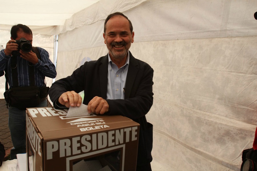 Gustavo Madero emitió su voto en la casilla instalada en el Parque de los Venados.