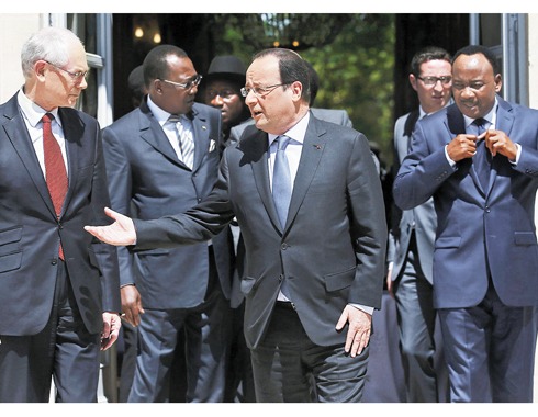 Hollande (centro) habla con el presidente del Consejo Europeo, Herman van Rompuy; atrás, los presidentes africanos. 