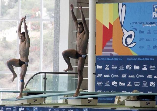 Romel y Yahir en la plataforma 