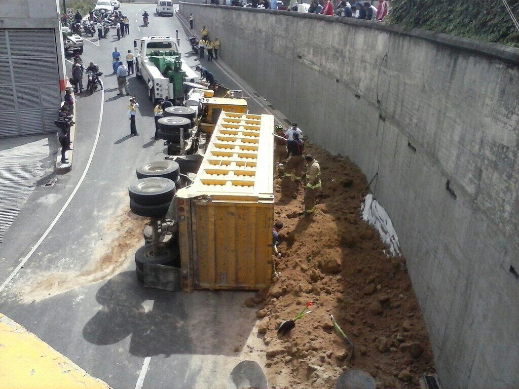 El camión transportaba tepetate, material empleado en revestimientos de carreteras.