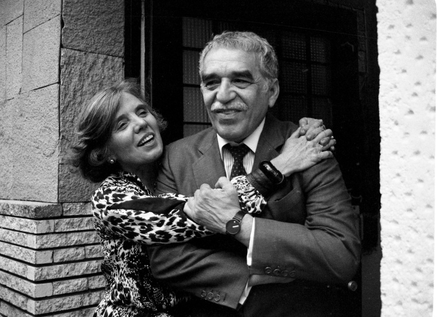 El escritor colombiano Gabriel García Márquez mantuvo una estrecha amistad con la escritora mexicana Elena Poniatowska. Aquí juntos en una imagen toma