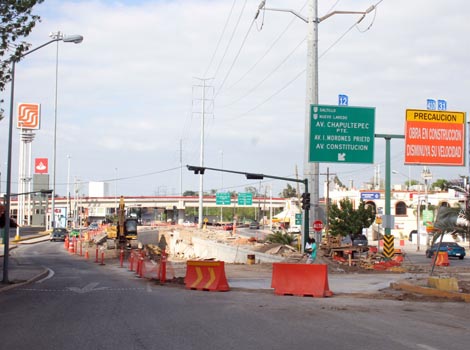 Las labores en el puente de Américas y Eloy Cavazos continúan hasta con jornadas dominicales. 
