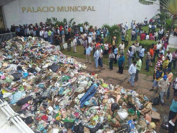 Policías antimotines resguardaron los accesos al Palacio Municipal
