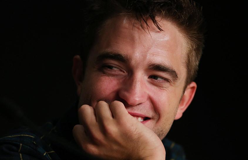 Robert Pattinson apenado por los cuestionamientos de los medios de comunicación. 