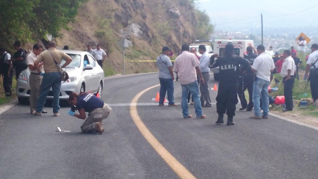 Los trabajos del personal de peritos y Servicio Médico Forense (Semefo)  detuvieron la circulación vehicular en la carretera federal Chilpancingo-Tlap