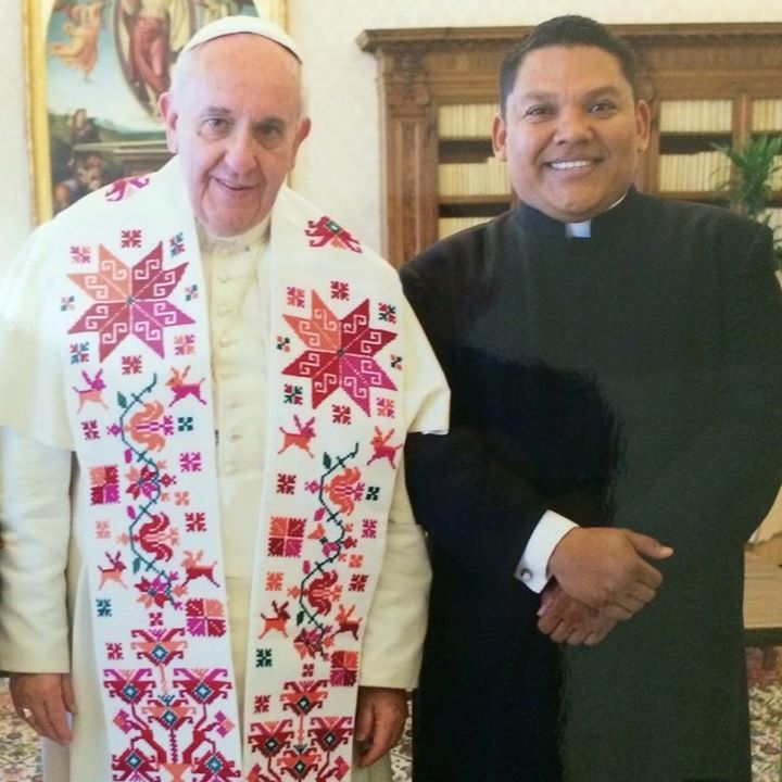 El Papa posando con su regalo huasteco.