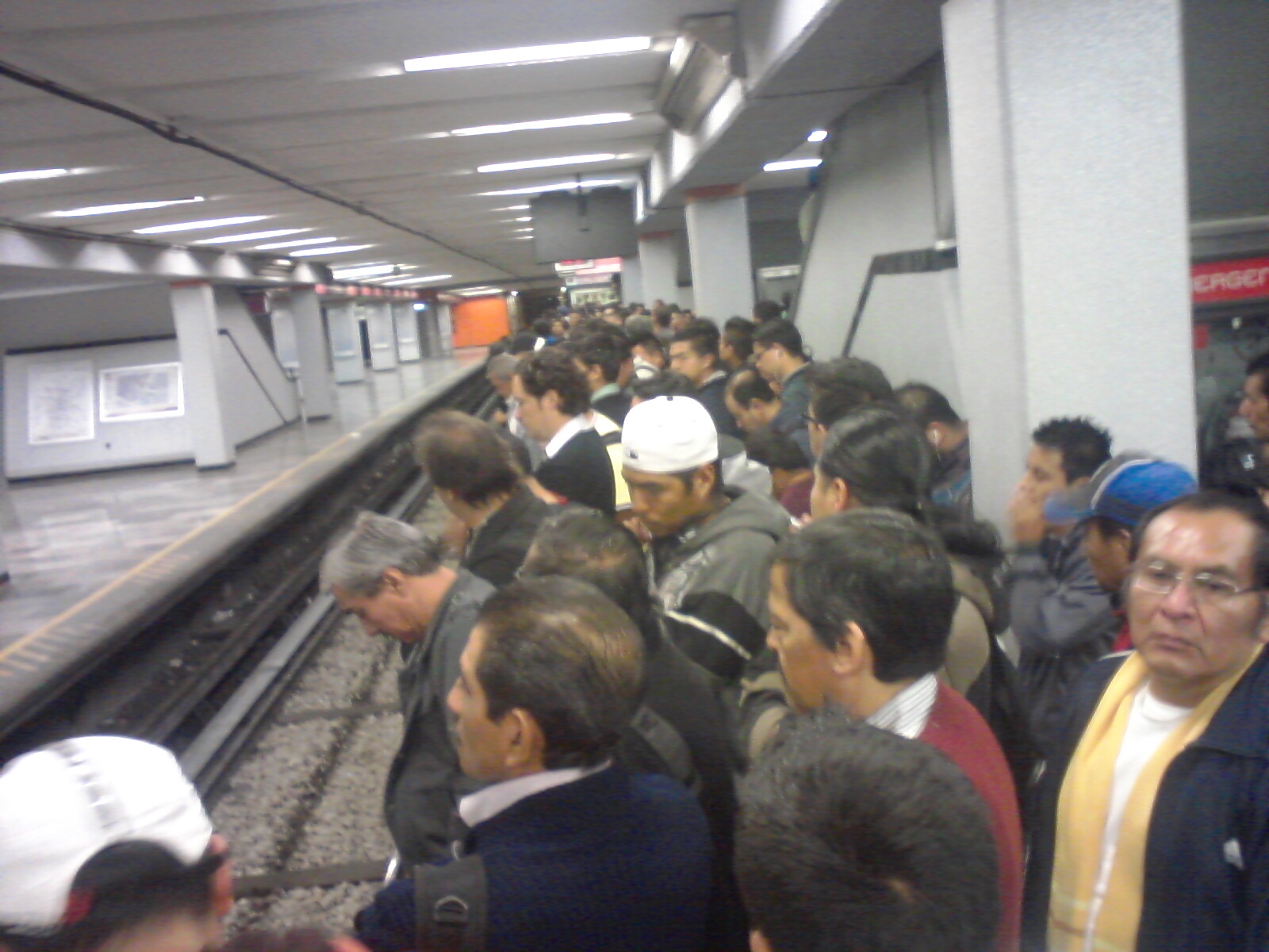 Los trenes se tardaron más de 24 minutos en pasar. 