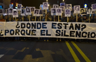Miles de uruguayos marchan en la 19 Marcha del Silencio para reclamar justicia por los desaparecidos de la dictadura militar (1973-85) en Montevideo