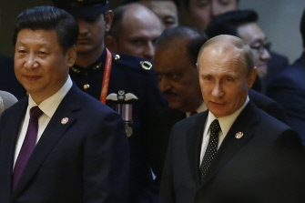 Putin y el presidente chino, Xi Jinping (i), antes de la cena de esta noche en Shanghai 